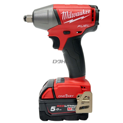 Langaton iskevä jakoavain Milwaukee M18 ONEIWF12-502X -sarja, 18 V, 300 Nm, 2 x 5 Ah, laturi + kotelo